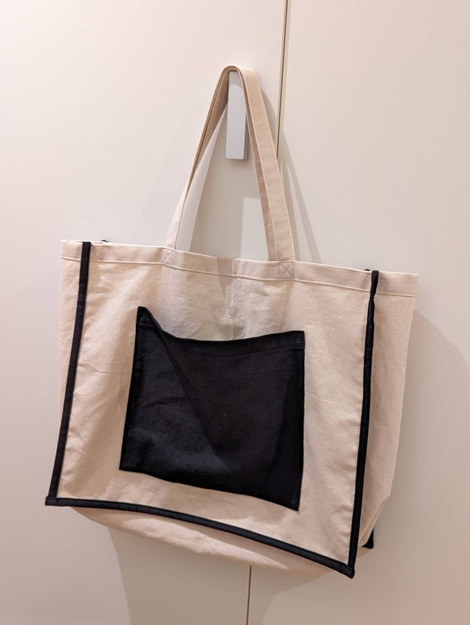 Tote with a black pocket and binding
