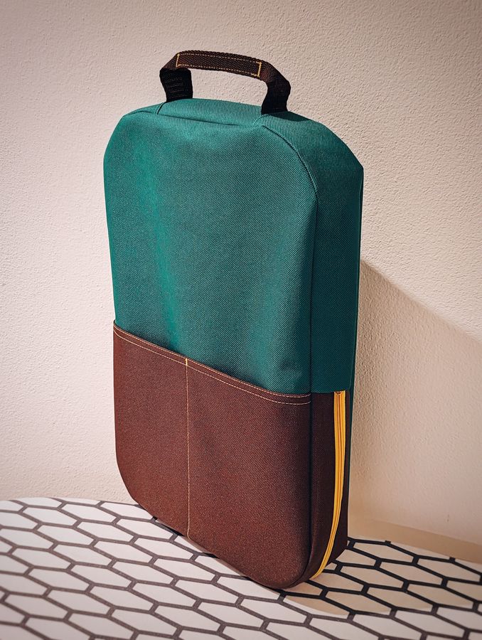 Kneeling pad with tool pockets